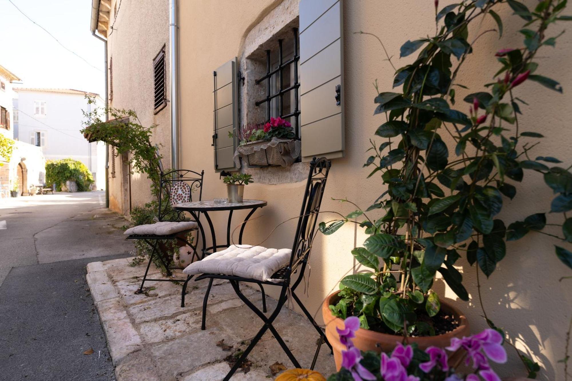 Della Croce *
